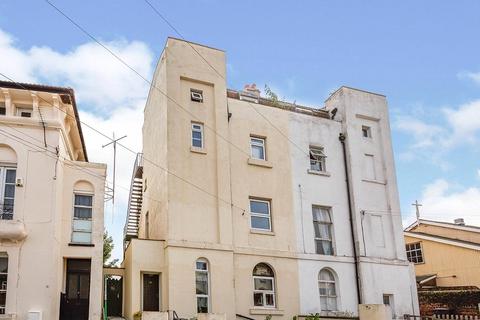 3 bedroom flat to rent, Pier Road, Gravesend DA11