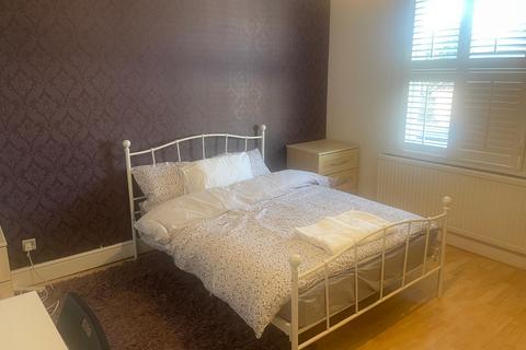 3 bedroom house share to rent, Ilford, IG1