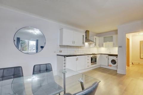 2 bedroom flat for sale, London Road, Leigh-on-sea, SS9