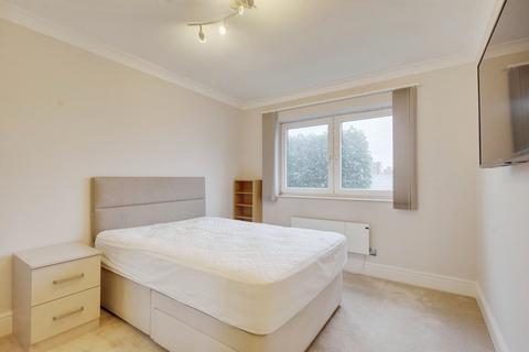 2 bedroom flat for sale, London Road, Leigh-on-sea, SS9