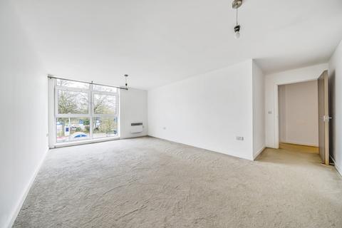 2 bedroom flat to rent, Victoria Avenue KT8