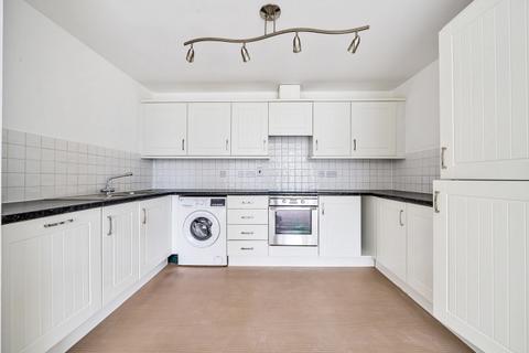 2 bedroom flat to rent, Victoria Avenue KT8