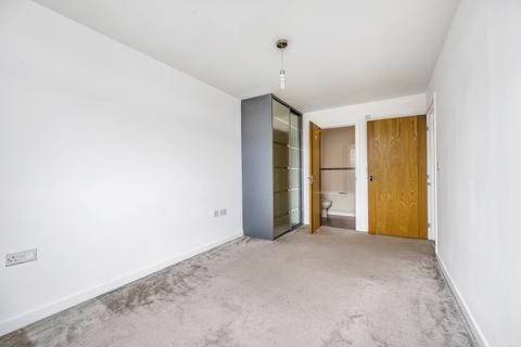 2 bedroom flat to rent, Victoria Avenue KT8