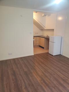 Studio to rent, W2 4NR