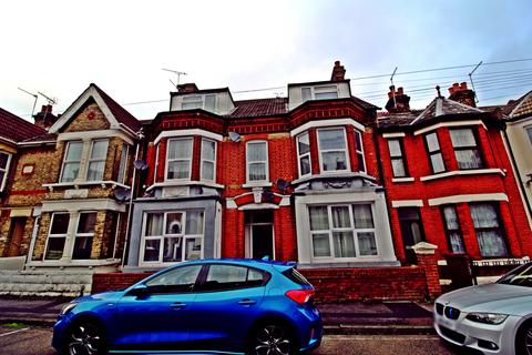 Studio to rent, 114 Balmoral Road, Gillingham, Kent, ME7