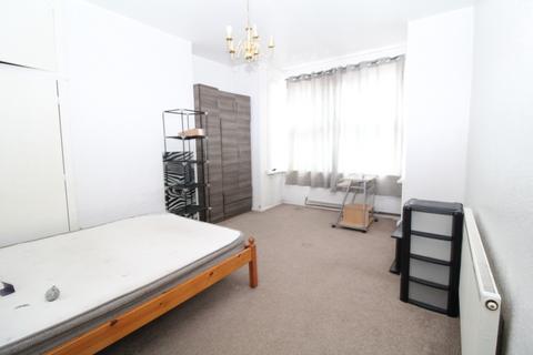 Studio to rent, 114 Balmoral Road, Gillingham, Kent, ME7