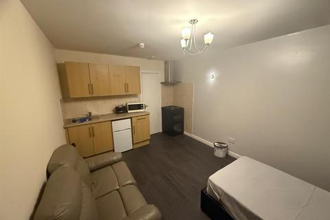 Studio to rent, Dewsbury Road, Leeds LS11