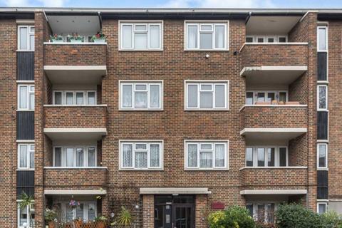 2 bedroom flat to rent, Grove Road, London SW13