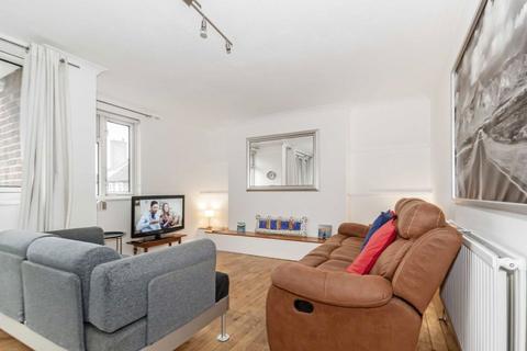 2 bedroom flat to rent, Grove Road, London SW13