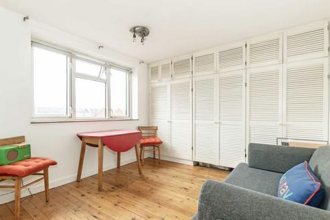 2 bedroom flat to rent, Grove Road, London SW13