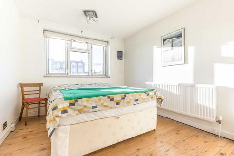 2 bedroom flat to rent, Grove Road, London SW13