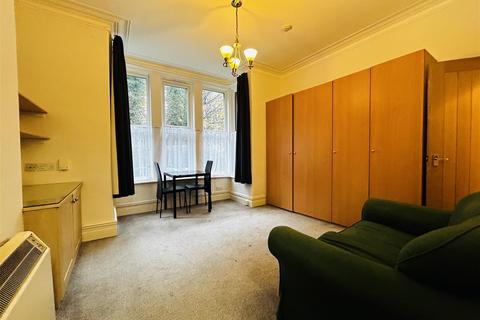 1 bedroom apartment to rent, Park Mount, Kirkstall, Leeds, LS5 3HE