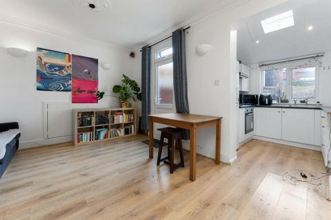 4 bedroom terraced house to rent, Garratt Lane, London SW17