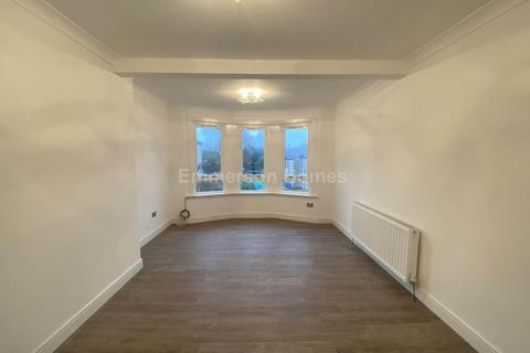 3 bedroom flat to rent, Old Road, Johnstone PA5