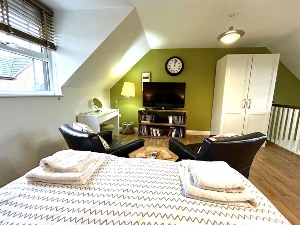 A spacious and inviting large double bedroom fe...