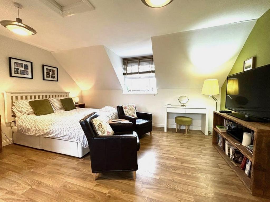 A spacious and inviting large double bedroom, f...