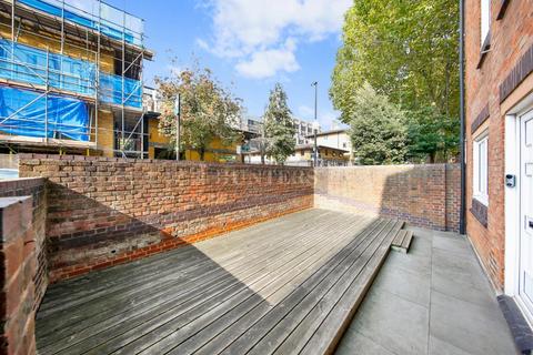 3 bedroom maisonette for sale, Cartwright Street, London, E1