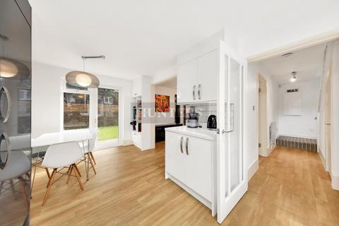 3 bedroom maisonette for sale, Cartwright Street, London, E1