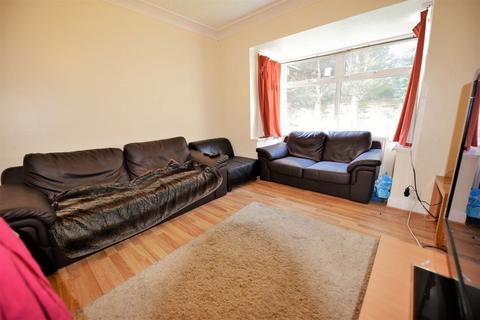 3 bedroom house to rent, Buckingham Avenue