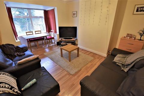 3 bedroom house to rent, Buckingham Avenue
