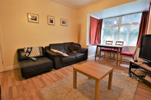 3 bedroom house to rent, Buckingham Avenue