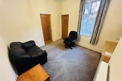 1 bedroom apartment to rent, Park Mount, Kirkstall, Leeds, LS5 3HE