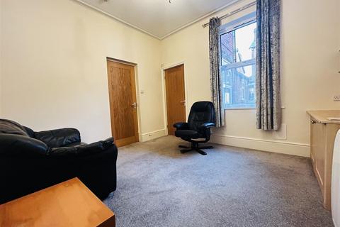 1 bedroom apartment to rent, Park Mount, Kirkstall, Leeds, LS5 3HE