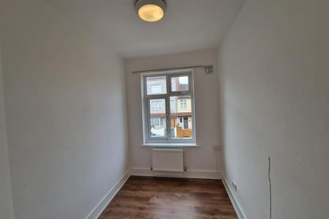 3 bedroom house to rent, Elm Park Avenue, London