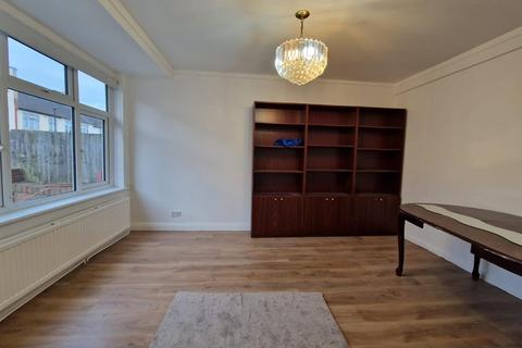 3 bedroom house to rent, Elm Park Avenue, London