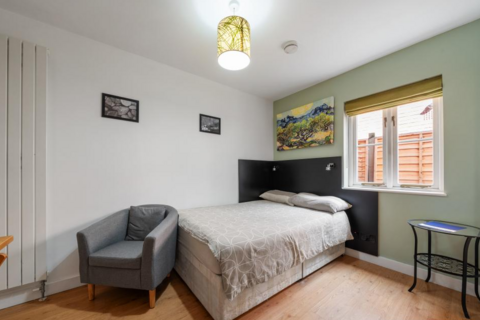 Studio to rent, Finchley Road, Hampstead, London, NW3