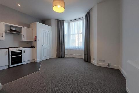 Studio to rent, Trinity Road, Scarborough