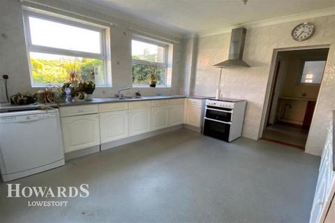 3 bedroom detached house for sale, Carlton Road, Lowestoft