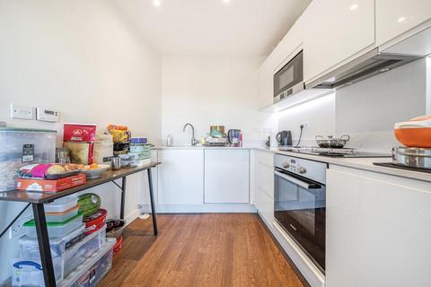 2 bedroom flat for sale, Royal Court, Stanmore HA7