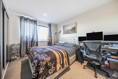 2 bedroom flat for sale, Royal Court, Stanmore HA7