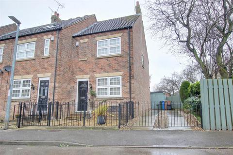 2 bedroom end of terrace house for sale, Beckside North, Beverley