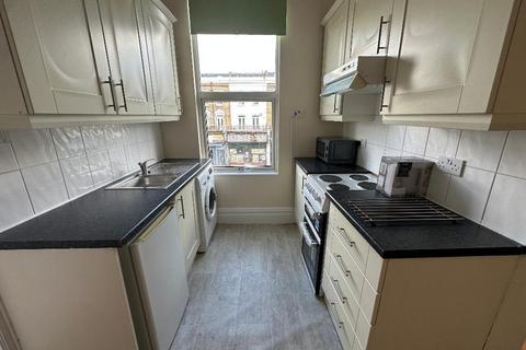 Studio to rent, Uxbridge Road, London W12