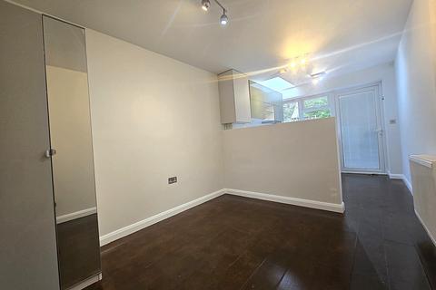 Studio to rent, Brookside Road, NW11