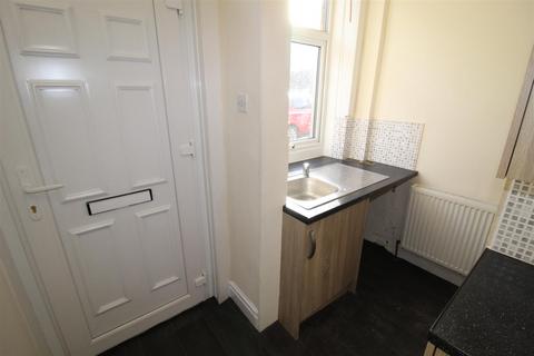 2 bedroom terraced house to rent, Ashville Street, Lee Mount, Halifax