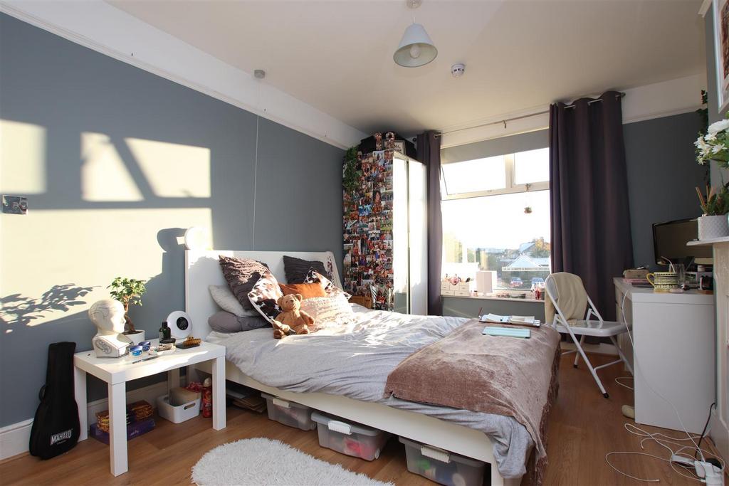 Bedroom (4).JPG