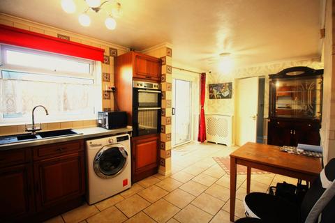 3 bedroom house to rent, Chells Way, Stevenage