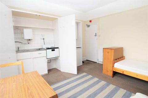 Studio to rent, Woodland Rise, London N10