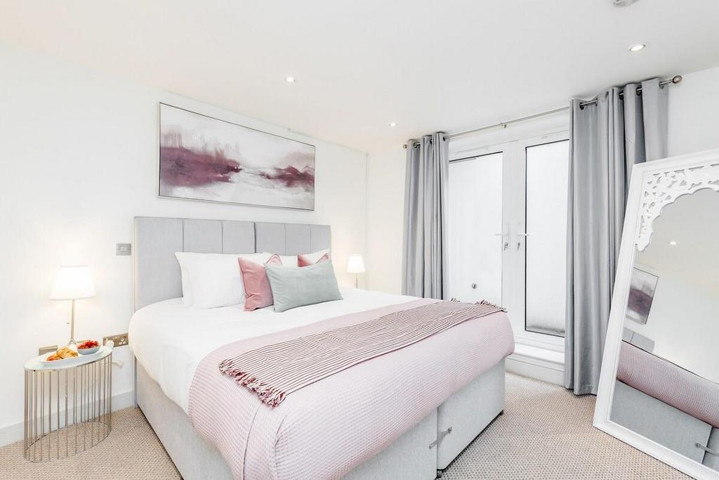 Master Bedroom (2).jpg