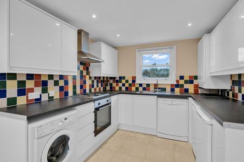 2 bedroom flat to rent, West Street, Erith