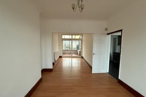 3 bedroom semi-detached house to rent, Leicester, le4 9eg