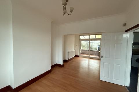 3 bedroom semi-detached house to rent, Leicester, le4 9eg