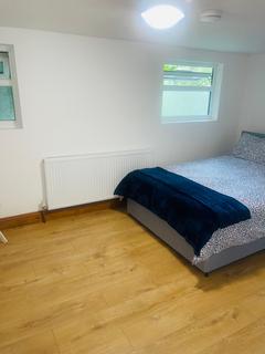 1 bedroom in a house share to rent, The Woodlands, Isleworth TW7