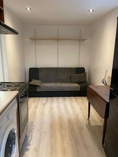 Studio to rent, Barnet Way, London