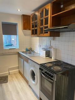 Studio to rent, Barnet Way, London