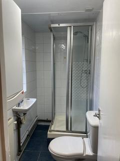 Studio to rent, Barnet Way, London