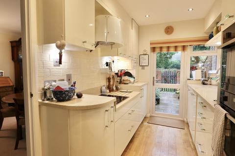 17 Abbey Walk, Great Missenden, HP16 0AY